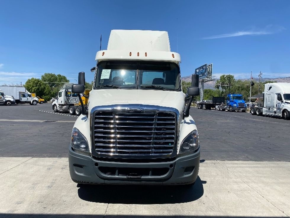 Day Cab Tractor-Heavy Duty Tractors-Freightliner-2019-Cascadia 12564ST-Ogden-UT-491,616\n\t\tmiles-$ 32,750 - Image 2