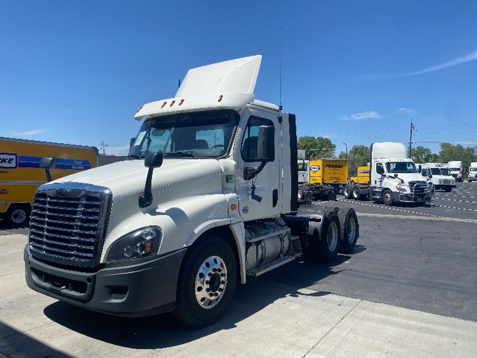 Day Cab Tractor-Heavy Duty Tractors-Freightliner-2019-Cascadia 12564ST-Ogden-UT-491,616\n\t\tmiles-$ 32,750 - Image 3