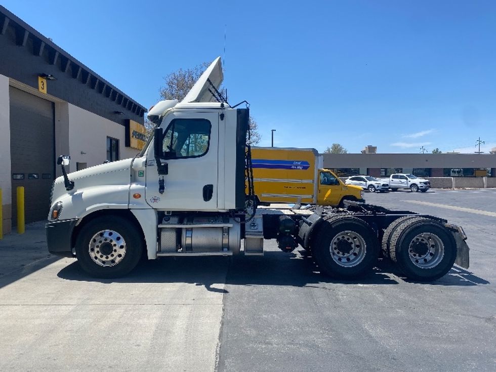 Day Cab Tractor-Heavy Duty Tractors-Freightliner-2019-Cascadia 12564ST-Ogden-UT-491,616\n\t\tmiles-$ 32,750 - Image 4