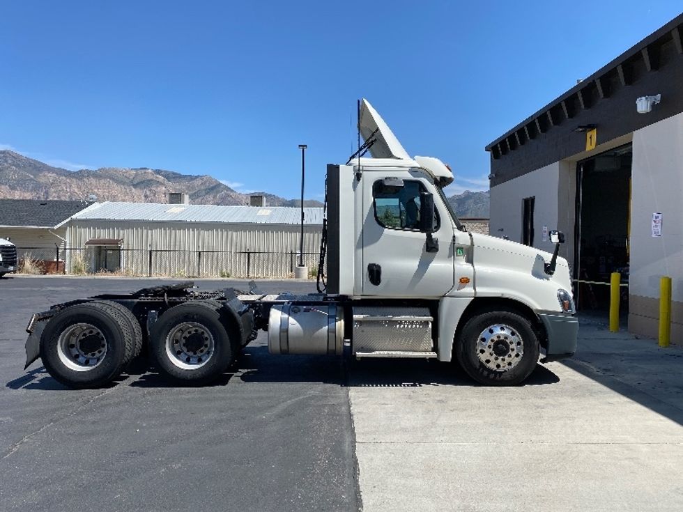 Day Cab Tractor-Heavy Duty Tractors-Freightliner-2019-Cascadia 12564ST-Ogden-UT-491,616\n\t\tmiles-$ 32,750 - Image 8