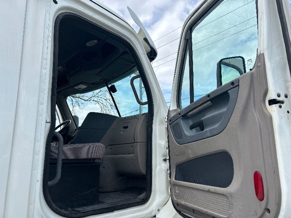 Day Cab Tractor-Heavy Duty Tractors-Freightliner-2019-Cascadia 12564ST-Omaha-NE-488,910\n\t\tmiles-$ 39,250 - Image 12