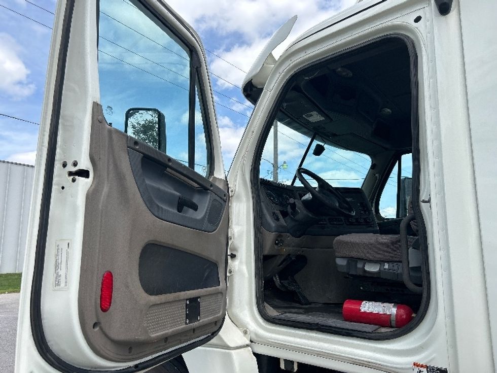 Day Cab Tractor-Heavy Duty Tractors-Freightliner-2019-Cascadia 12564ST-Omaha-NE-488,910\n\t\tmiles-$ 39,250 - Image 9