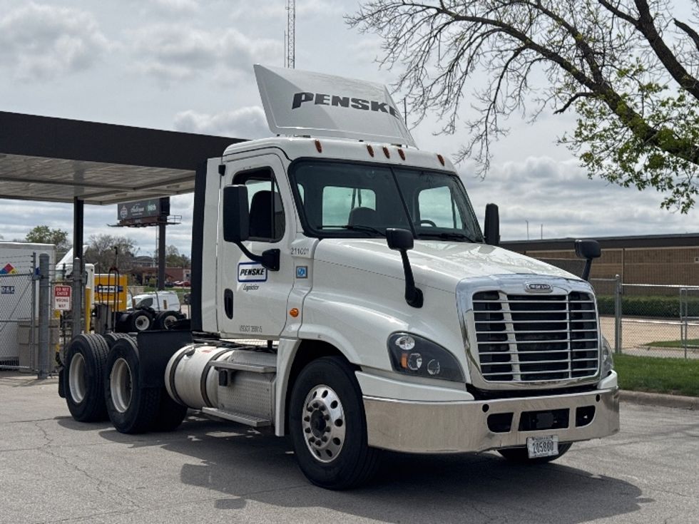 Day Cab Tractor-Heavy Duty Tractors-Freightliner-2019-Cascadia 12564ST-Omaha-NE-492,726\n\t\tmiles-$ 40,500 - Image 1