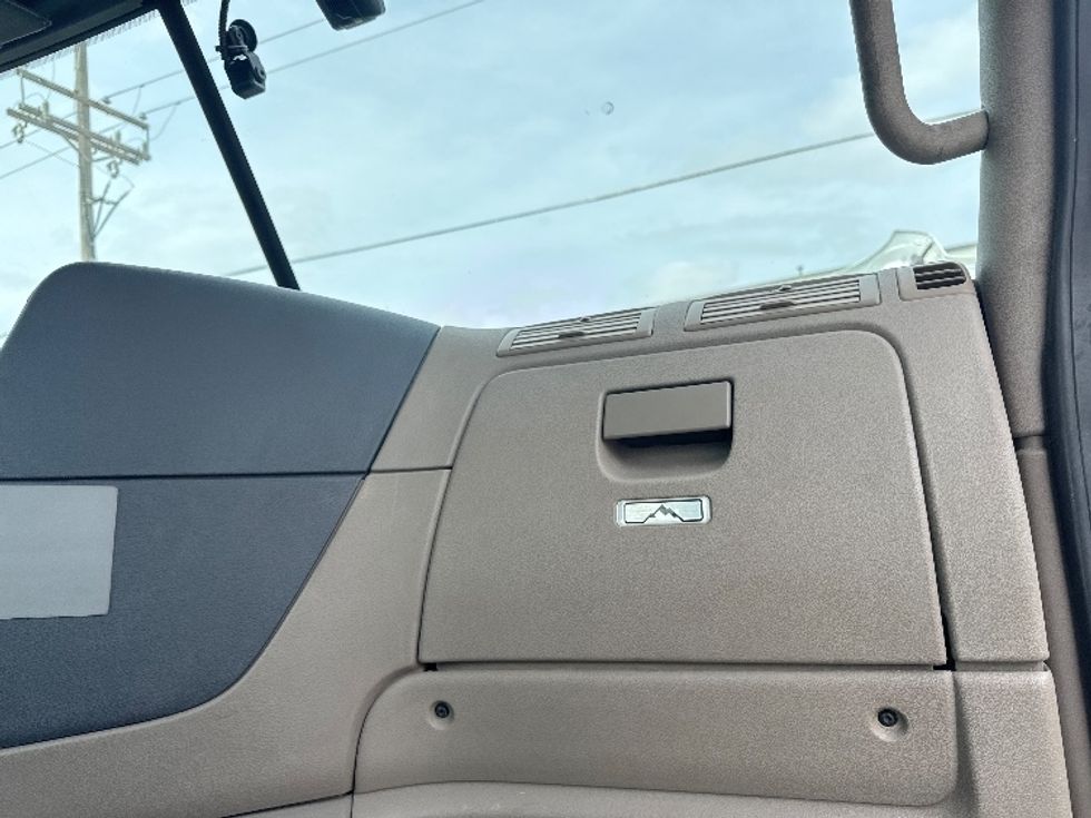 Day Cab Tractor-Heavy Duty Tractors-Freightliner-2019-Cascadia 12564ST-Omaha-NE-492,726\n\t\tmiles-$ 40,500 - Image 12