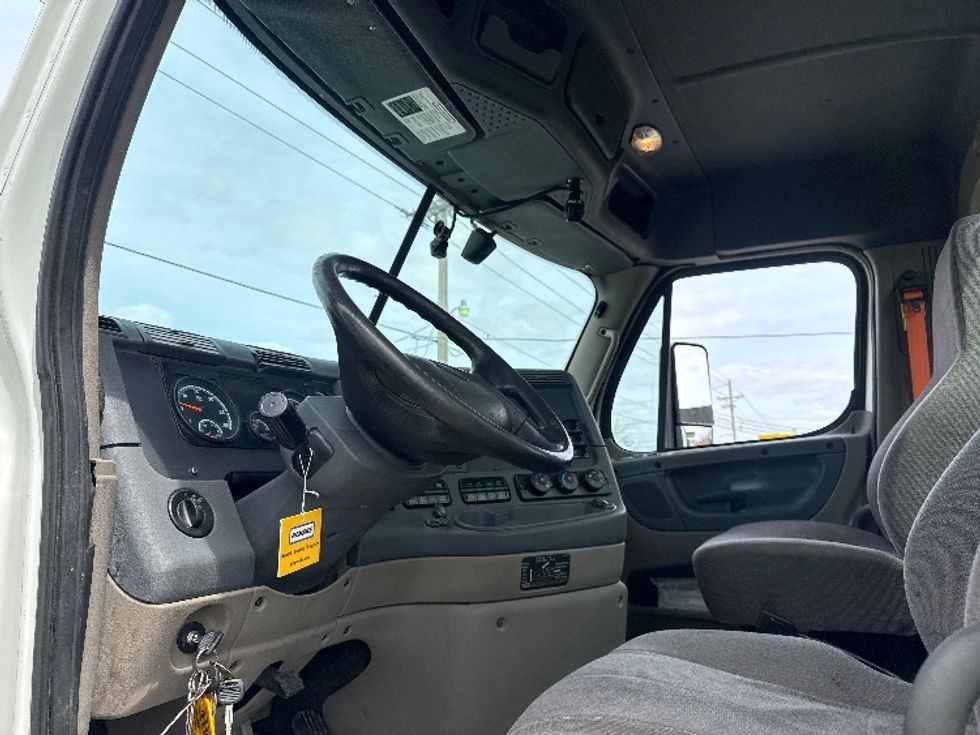 Day Cab Tractor-Heavy Duty Tractors-Freightliner-2019-Cascadia 12564ST-Omaha-NE-492,726\n\t\tmiles-$ 40,500 - Image 9
