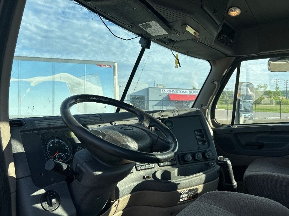 Day Cab Tractor-Heavy Duty Tractors-Freightliner-2019-Cascadia 12564ST-Parkersburg-WV-181,408\n\t\tmiles-$ 49,250 - Image 10