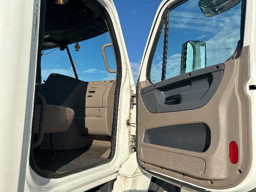 Day Cab Tractor-Heavy Duty Tractors-Freightliner-2019-Cascadia 12564ST-Parkersburg-WV-181,408\n\t\tmiles-$ 49,250 - Image 12