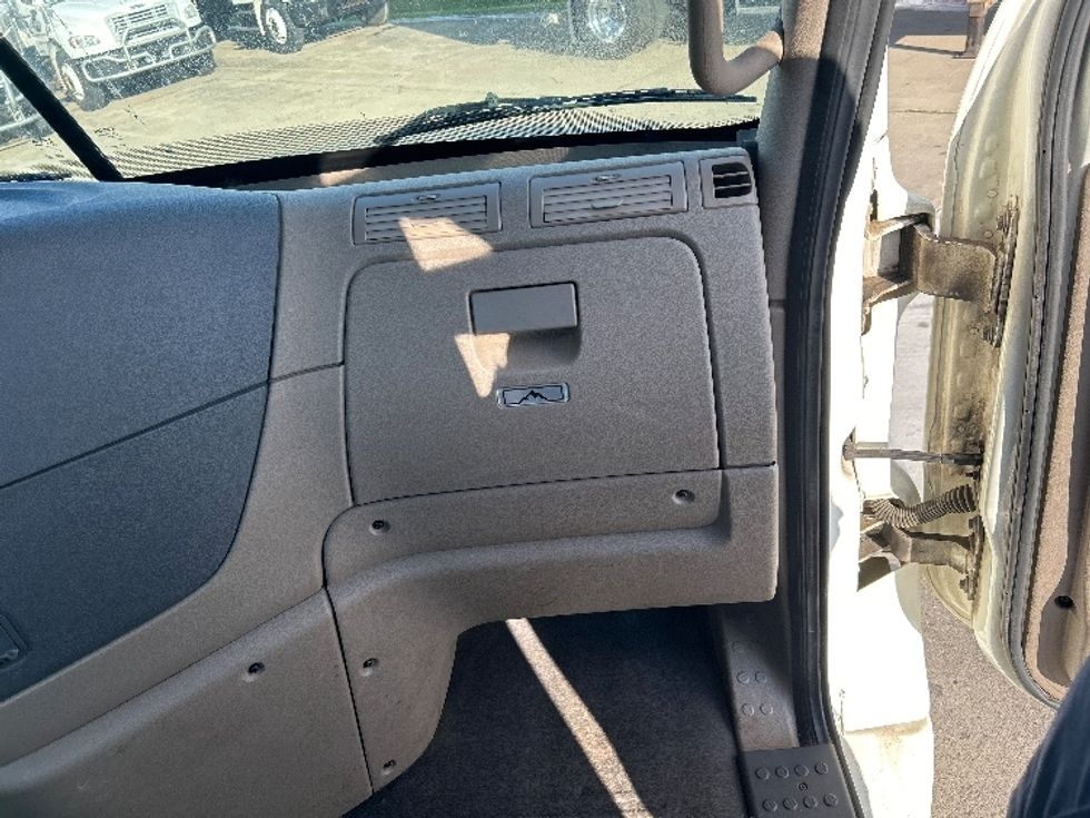 Day Cab Tractor-Heavy Duty Tractors-Freightliner-2019-Cascadia 12564ST-Parkersburg-WV-181,408\n\t\tmiles-$ 49,250 - Image 13