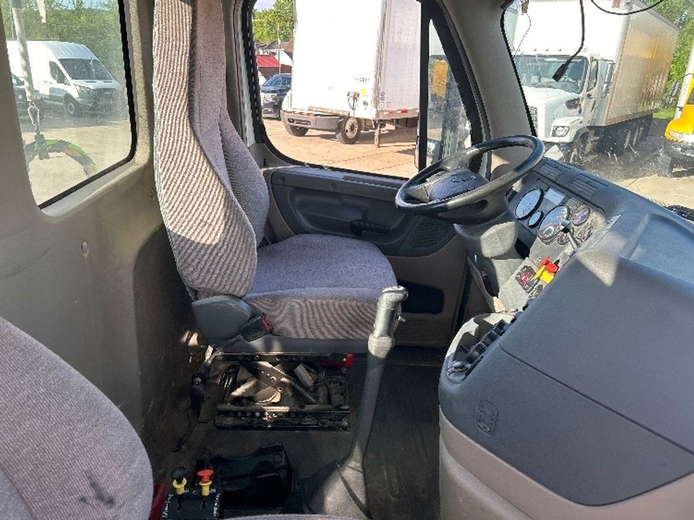 Day Cab Tractor-Heavy Duty Tractors-Freightliner-2019-Cascadia 12564ST-Parkersburg-WV-181,408\n\t\tmiles-$ 49,250 - Image 14