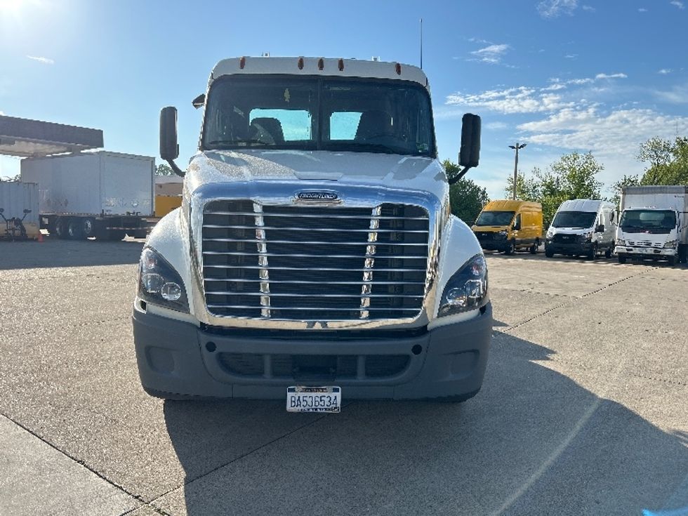 Day Cab Tractor-Heavy Duty Tractors-Freightliner-2019-Cascadia 12564ST-Parkersburg-WV-181,408\n\t\tmiles-$ 49,250 - Image 2