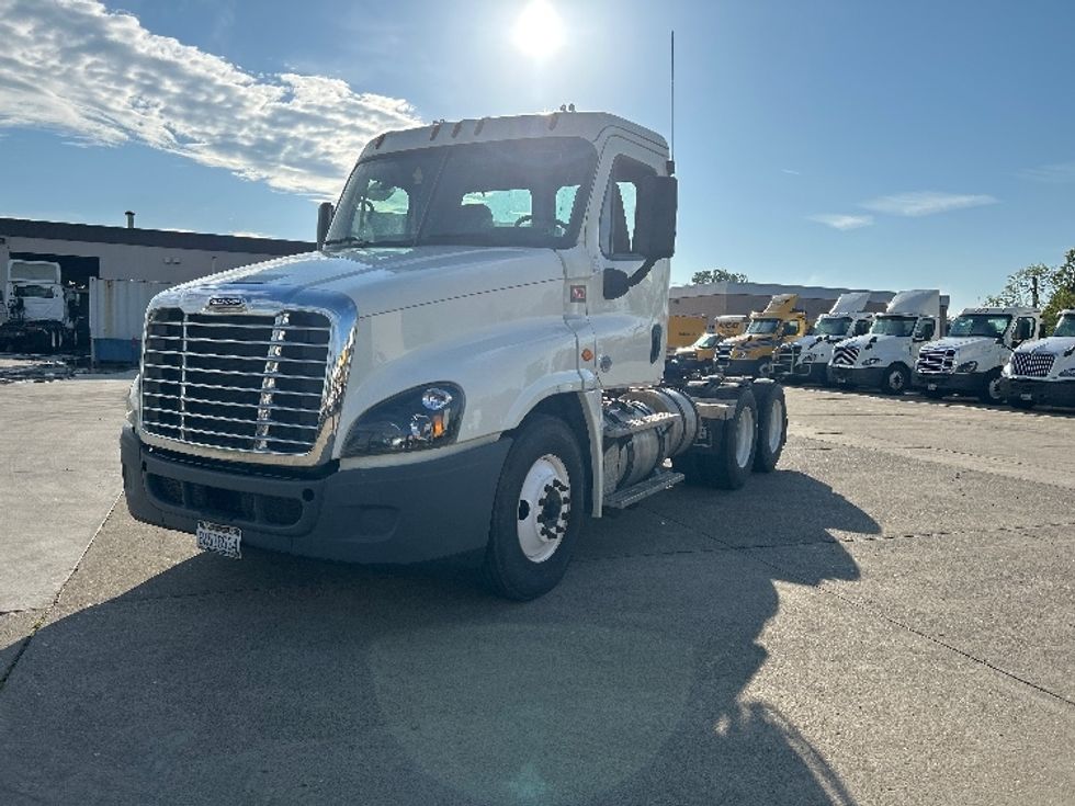 Day Cab Tractor-Heavy Duty Tractors-Freightliner-2019-Cascadia 12564ST-Parkersburg-WV-181,408\n\t\tmiles-$ 49,250 - Image 3
