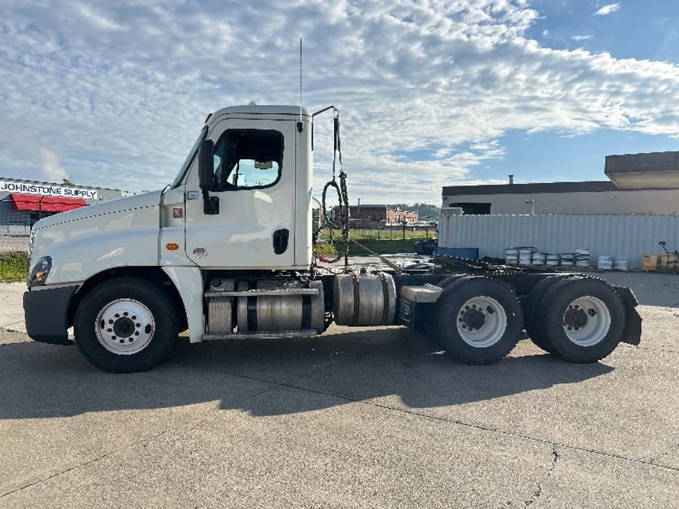 Day Cab Tractor-Heavy Duty Tractors-Freightliner-2019-Cascadia 12564ST-Parkersburg-WV-181,408\n\t\tmiles-$ 49,250 - Image 4