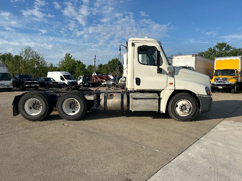 Day Cab Tractor-Heavy Duty Tractors-Freightliner-2019-Cascadia 12564ST-Parkersburg-WV-181,408\n\t\tmiles-$ 49,250 - Image 8