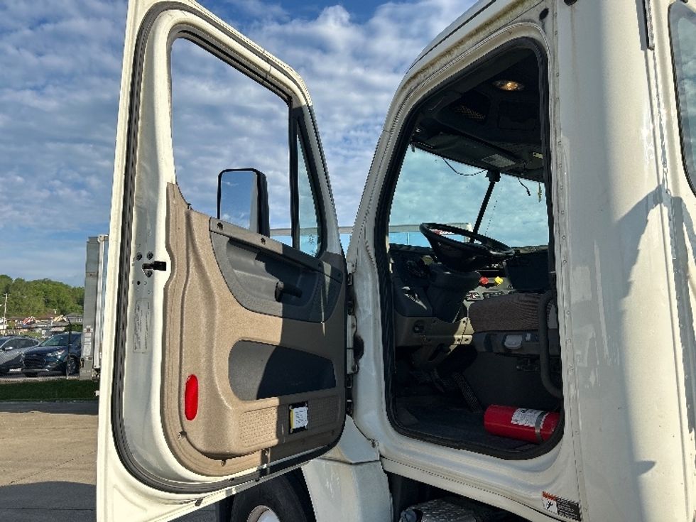 Day Cab Tractor-Heavy Duty Tractors-Freightliner-2019-Cascadia 12564ST-Parkersburg-WV-181,408\n\t\tmiles-$ 49,250 - Image 9