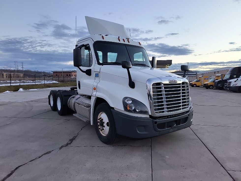 Day Cab Tractor-Heavy Duty Tractors-Freightliner-2019-Cascadia 12564ST-Parkersburg-WV-500,020\n\t\tmiles-$ 33,000 - Image 1