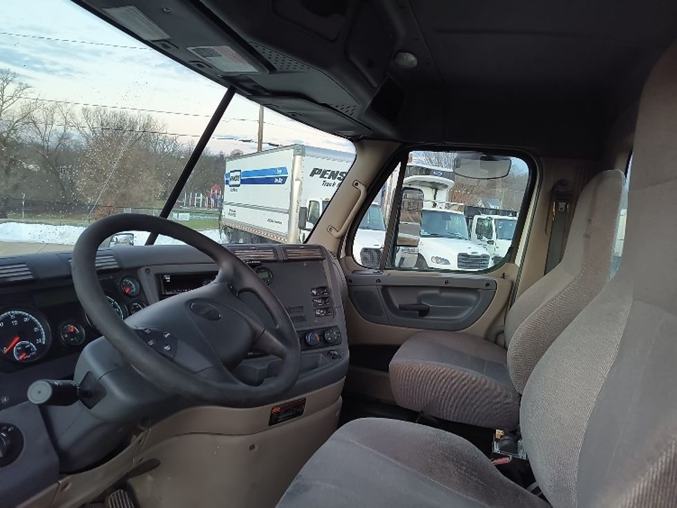 Day Cab Tractor-Heavy Duty Tractors-Freightliner-2019-Cascadia 12564ST-Parkersburg-WV-500,020\n\t\tmiles-$ 33,000 - Image 10