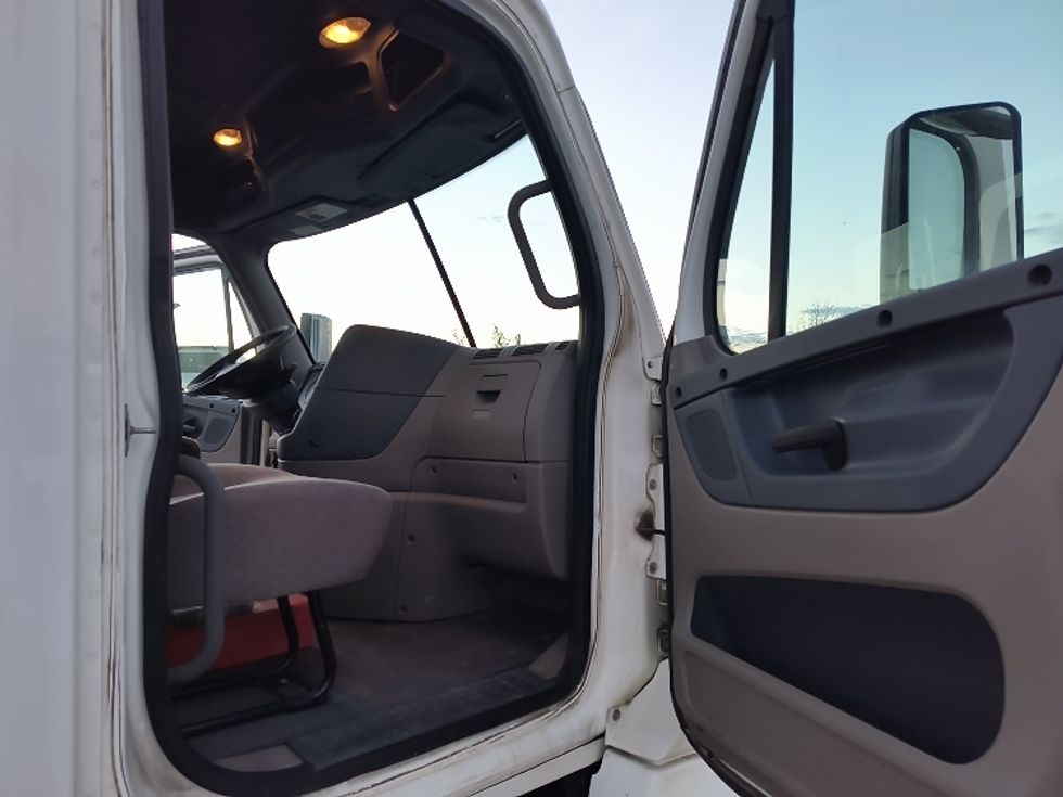 Day Cab Tractor-Heavy Duty Tractors-Freightliner-2019-Cascadia 12564ST-Parkersburg-WV-500,020\n\t\tmiles-$ 33,000 - Image 12