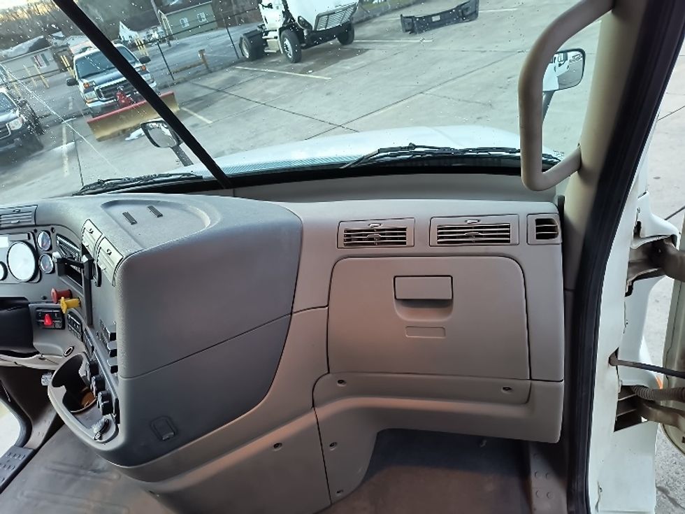 Day Cab Tractor-Heavy Duty Tractors-Freightliner-2019-Cascadia 12564ST-Parkersburg-WV-500,020\n\t\tmiles-$ 33,000 - Image 13