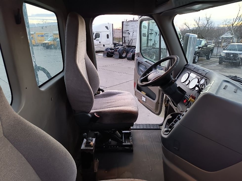 Day Cab Tractor-Heavy Duty Tractors-Freightliner-2019-Cascadia 12564ST-Parkersburg-WV-500,020\n\t\tmiles-$ 33,000 - Image 14
