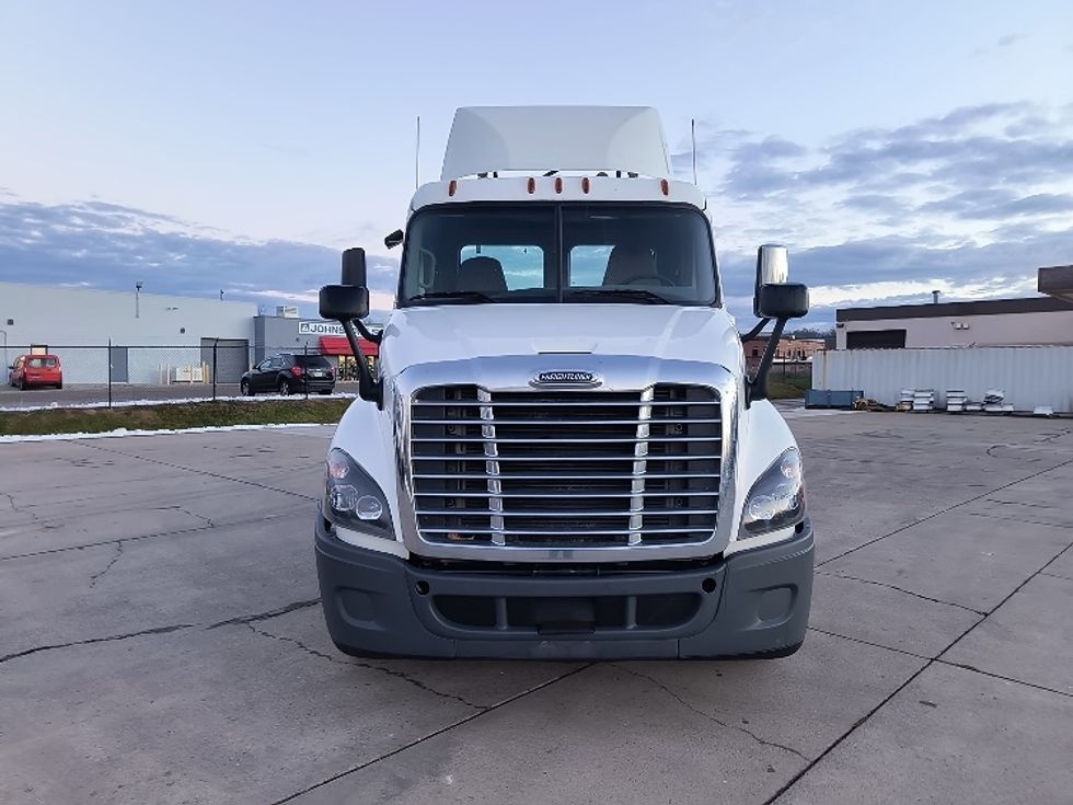 Day Cab Tractor-Heavy Duty Tractors-Freightliner-2019-Cascadia 12564ST-Parkersburg-WV-500,020\n\t\tmiles-$ 33,000 - Image 2