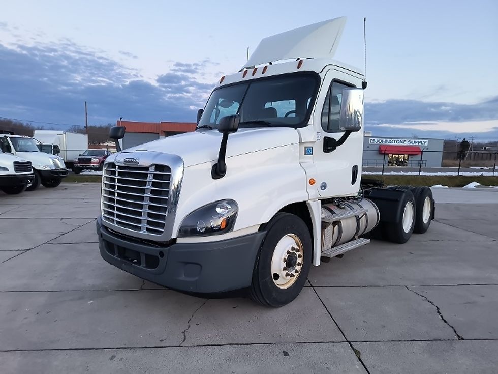 Day Cab Tractor-Heavy Duty Tractors-Freightliner-2019-Cascadia 12564ST-Parkersburg-WV-500,020\n\t\tmiles-$ 33,000 - Image 3