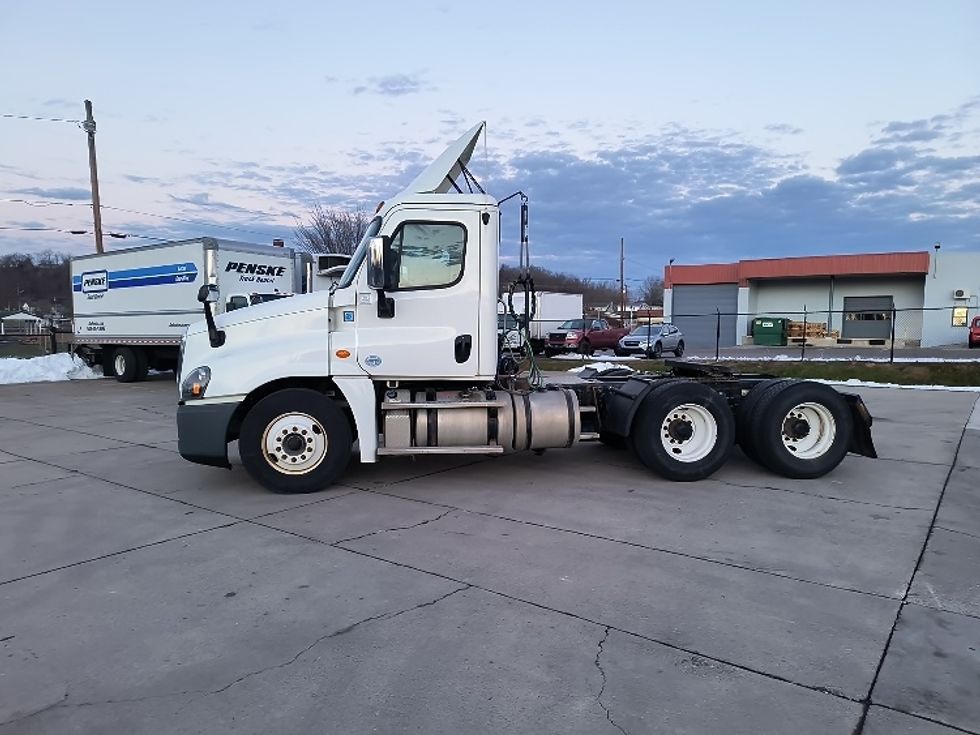 Day Cab Tractor-Heavy Duty Tractors-Freightliner-2019-Cascadia 12564ST-Parkersburg-WV-500,020\n\t\tmiles-$ 33,000 - Image 4