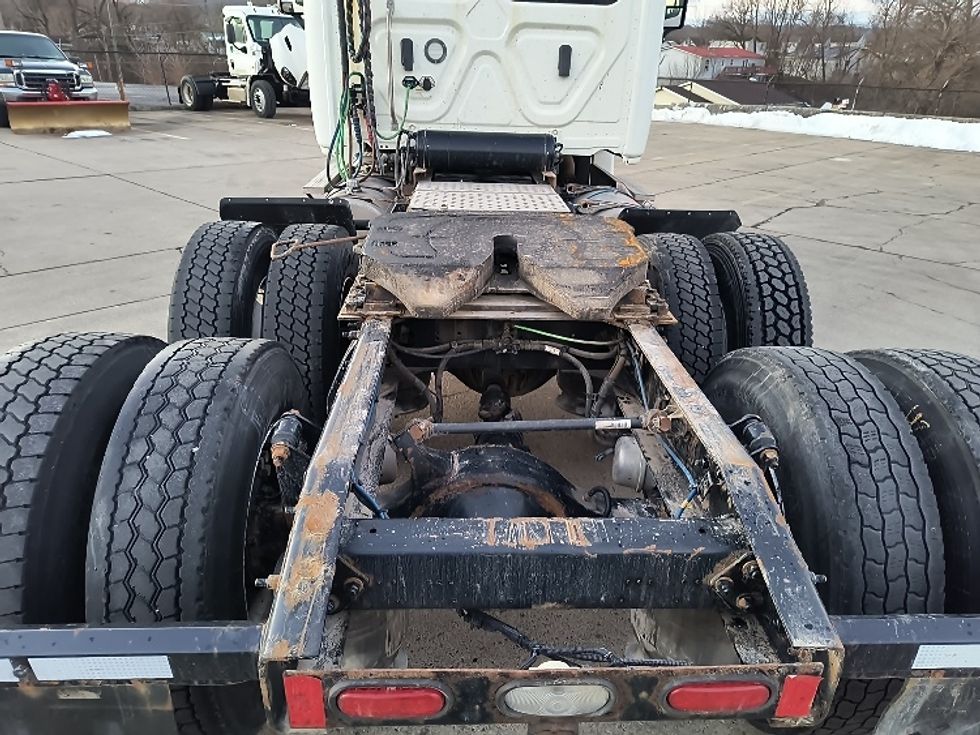 Day Cab Tractor-Heavy Duty Tractors-Freightliner-2019-Cascadia 12564ST-Parkersburg-WV-500,020\n\t\tmiles-$ 33,000 - Image 6