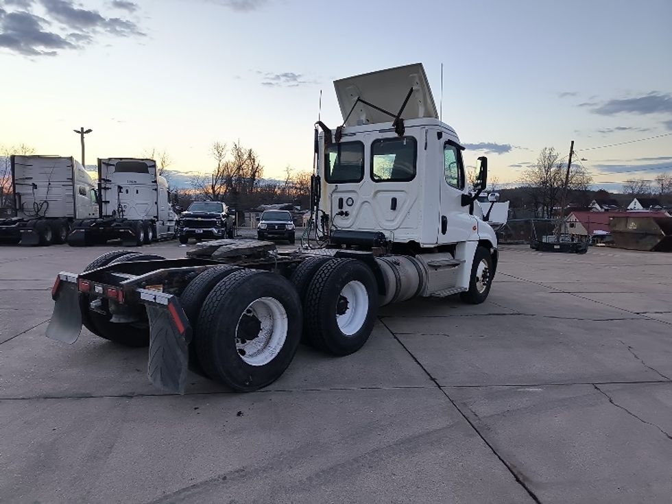 Day Cab Tractor-Heavy Duty Tractors-Freightliner-2019-Cascadia 12564ST-Parkersburg-WV-500,020\n\t\tmiles-$ 33,000 - Image 7