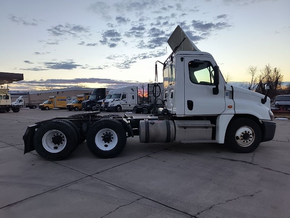 Day Cab Tractor-Heavy Duty Tractors-Freightliner-2019-Cascadia 12564ST-Parkersburg-WV-500,020\n\t\tmiles-$ 33,000 - Image 8