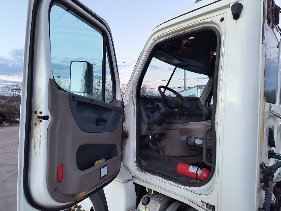 Day Cab Tractor-Heavy Duty Tractors-Freightliner-2019-Cascadia 12564ST-Parkersburg-WV-500,020\n\t\tmiles-$ 33,000 - Image 9