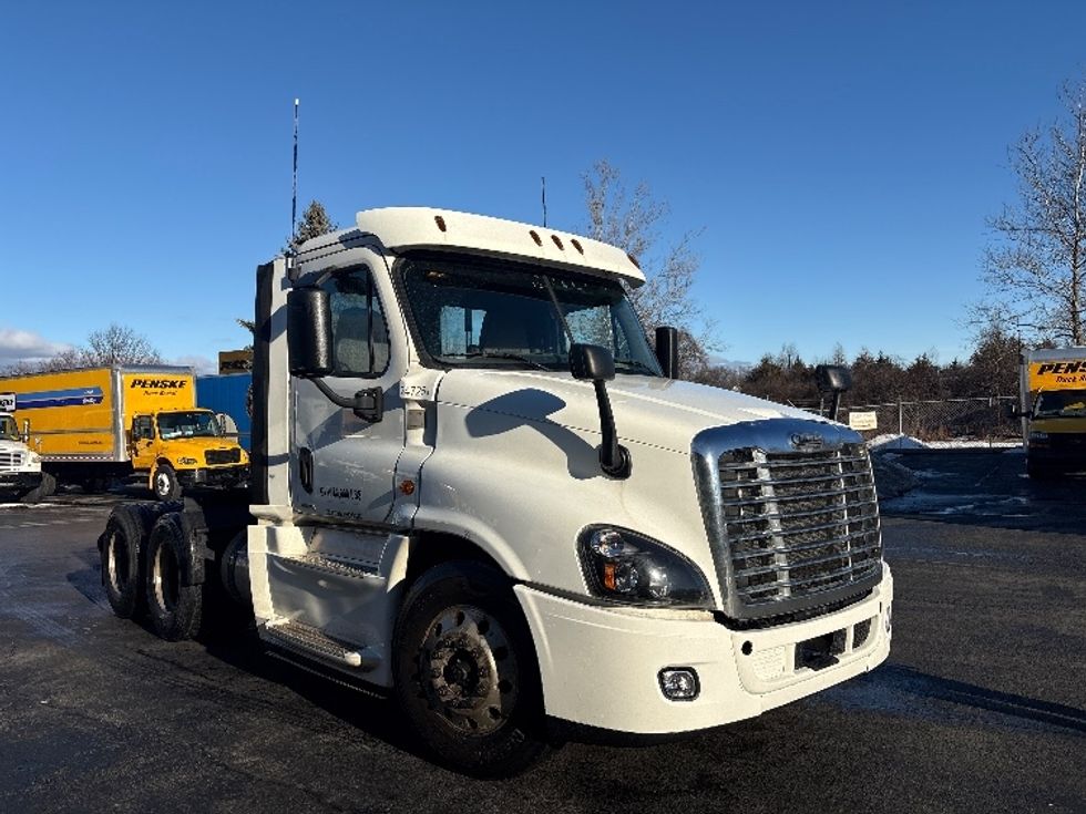 Day Cab Tractor-Heavy Duty Tractors-Freightliner-2019-Cascadia 12564ST-Pennsauken-NJ-374,136\n\t\tmiles-$ 38,500 - Image 1