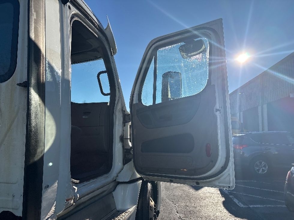 Day Cab Tractor-Heavy Duty Tractors-Freightliner-2019-Cascadia 12564ST-Pennsauken-NJ-374,136\n\t\tmiles-$ 38,500 - Image 12