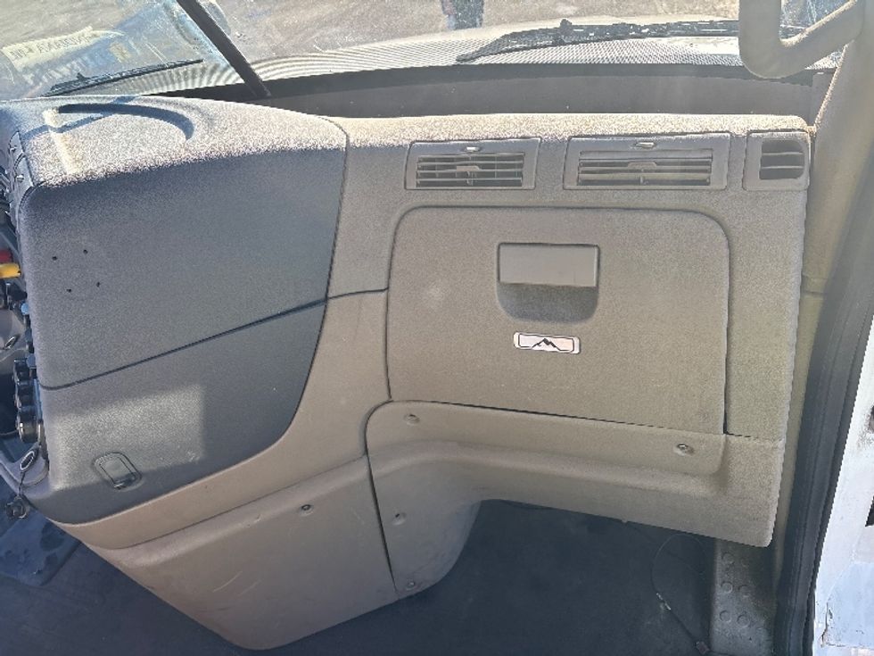 Day Cab Tractor-Heavy Duty Tractors-Freightliner-2019-Cascadia 12564ST-Pennsauken-NJ-374,136\n\t\tmiles-$ 38,500 - Image 13