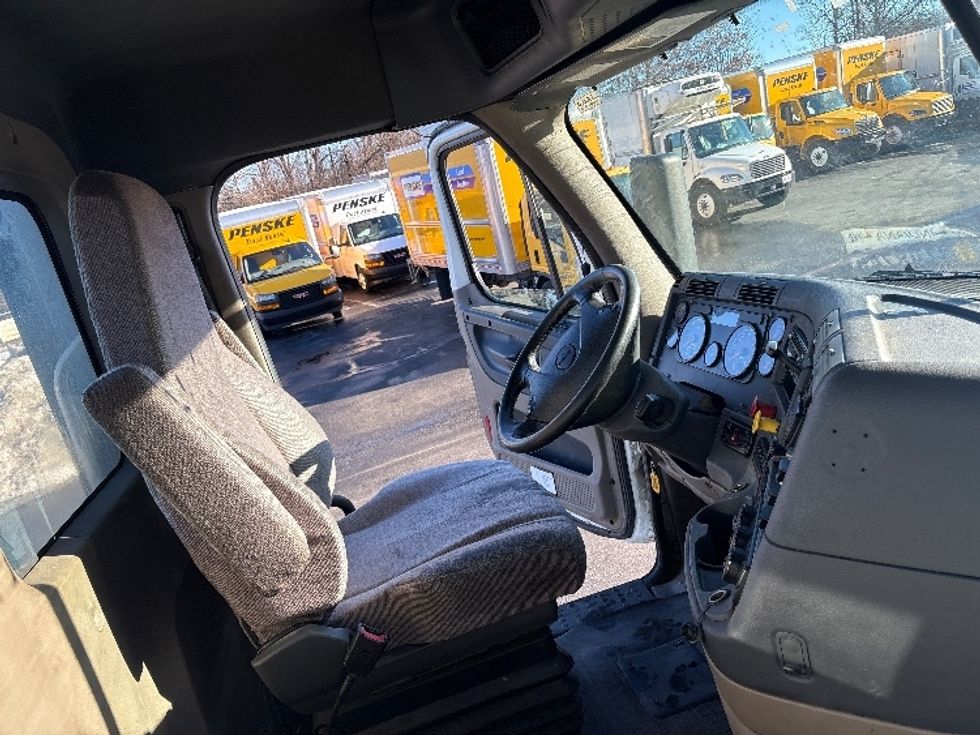 Day Cab Tractor-Heavy Duty Tractors-Freightliner-2019-Cascadia 12564ST-Pennsauken-NJ-374,136\n\t\tmiles-$ 38,500 - Image 14