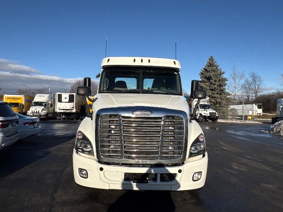 Day Cab Tractor-Heavy Duty Tractors-Freightliner-2019-Cascadia 12564ST-Pennsauken-NJ-374,136\n\t\tmiles-$ 38,500 - Image 2