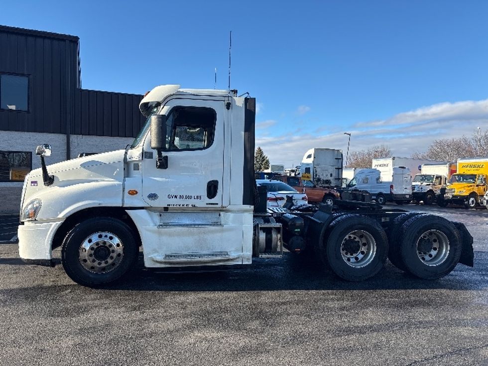 Day Cab Tractor-Heavy Duty Tractors-Freightliner-2019-Cascadia 12564ST-Pennsauken-NJ-374,136\n\t\tmiles-$ 38,500 - Image 4