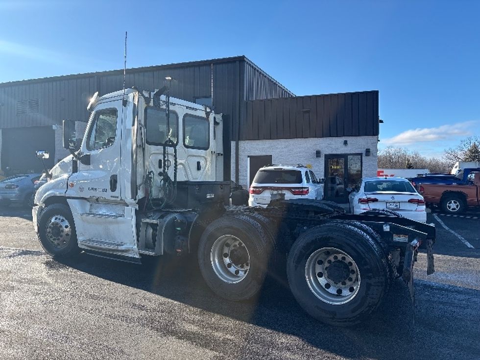 Day Cab Tractor-Heavy Duty Tractors-Freightliner-2019-Cascadia 12564ST-Pennsauken-NJ-374,136\n\t\tmiles-$ 38,500 - Image 5