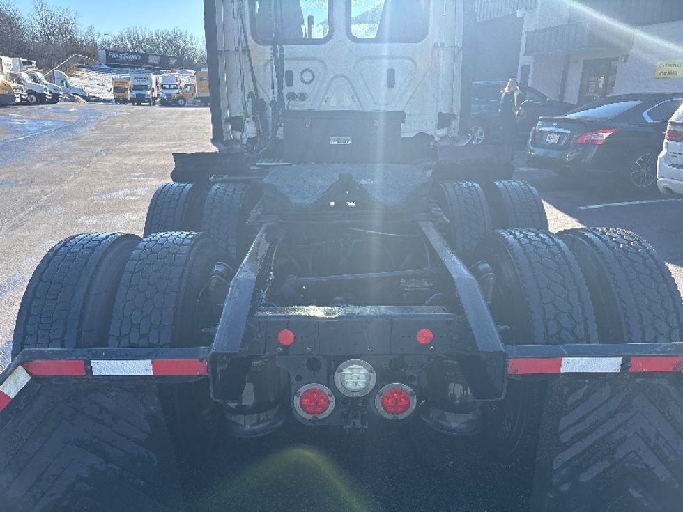 Day Cab Tractor-Heavy Duty Tractors-Freightliner-2019-Cascadia 12564ST-Pennsauken-NJ-374,136\n\t\tmiles-$ 38,500 - Image 6