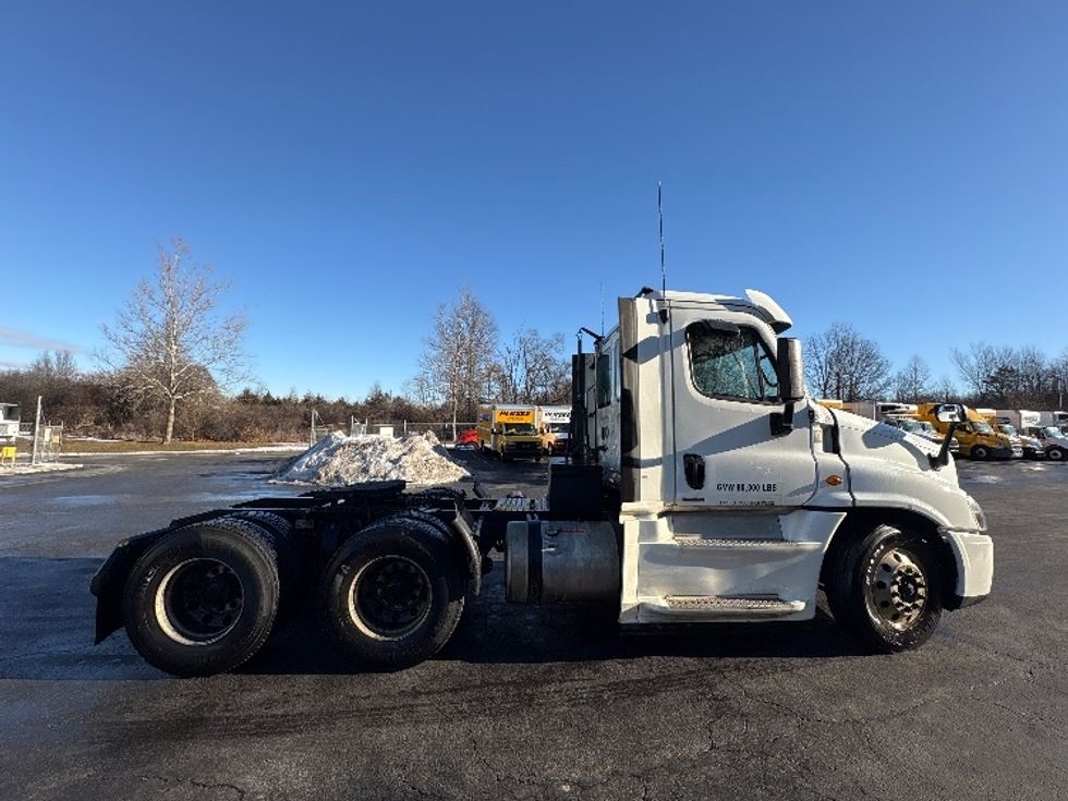 Day Cab Tractor-Heavy Duty Tractors-Freightliner-2019-Cascadia 12564ST-Pennsauken-NJ-374,136\n\t\tmiles-$ 38,500 - Image 8