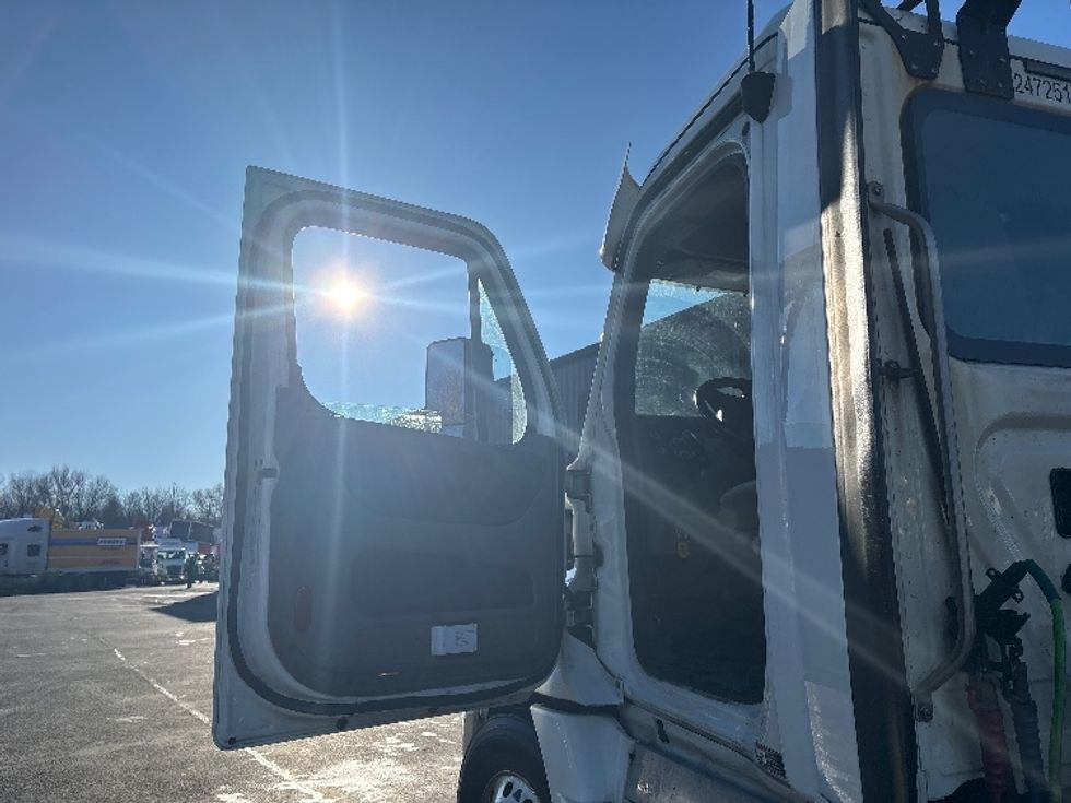 Day Cab Tractor-Heavy Duty Tractors-Freightliner-2019-Cascadia 12564ST-Pennsauken-NJ-374,136\n\t\tmiles-$ 38,500 - Image 9