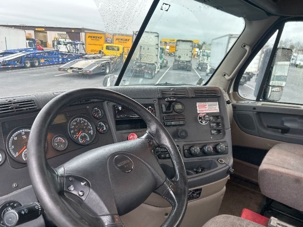 Day Cab Tractor-Heavy Duty Tractors-Freightliner-2019-Cascadia 12564ST-Pennsauken-NJ-375,672\n\t\tmiles-$ 39,250 - Image 10