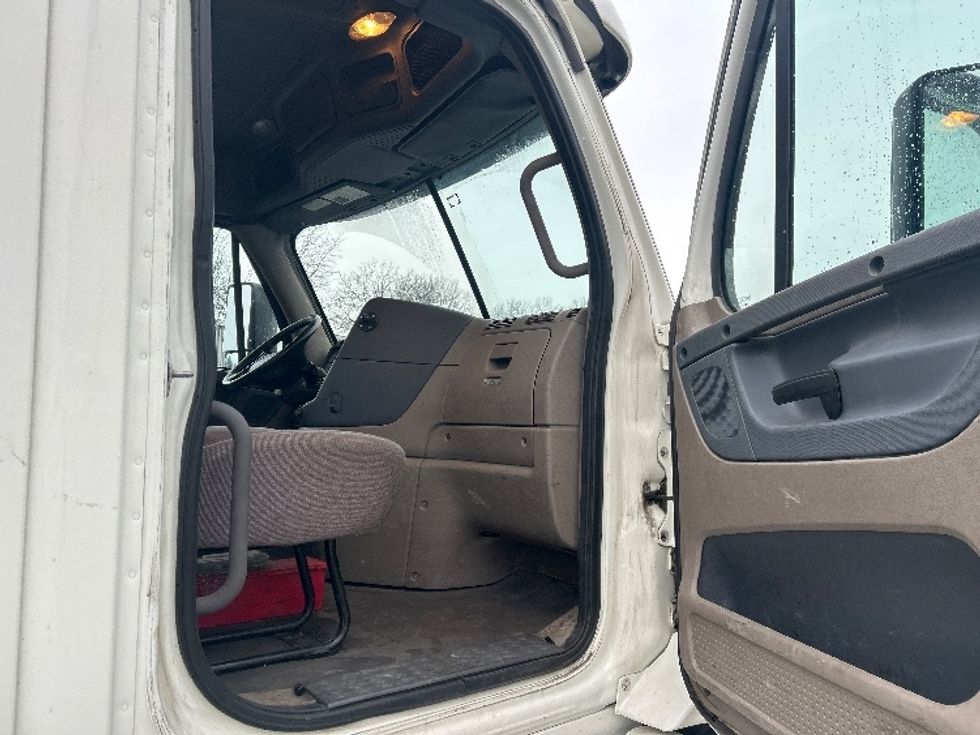 Day Cab Tractor-Heavy Duty Tractors-Freightliner-2019-Cascadia 12564ST-Pennsauken-NJ-375,672\n\t\tmiles-$ 39,250 - Image 12