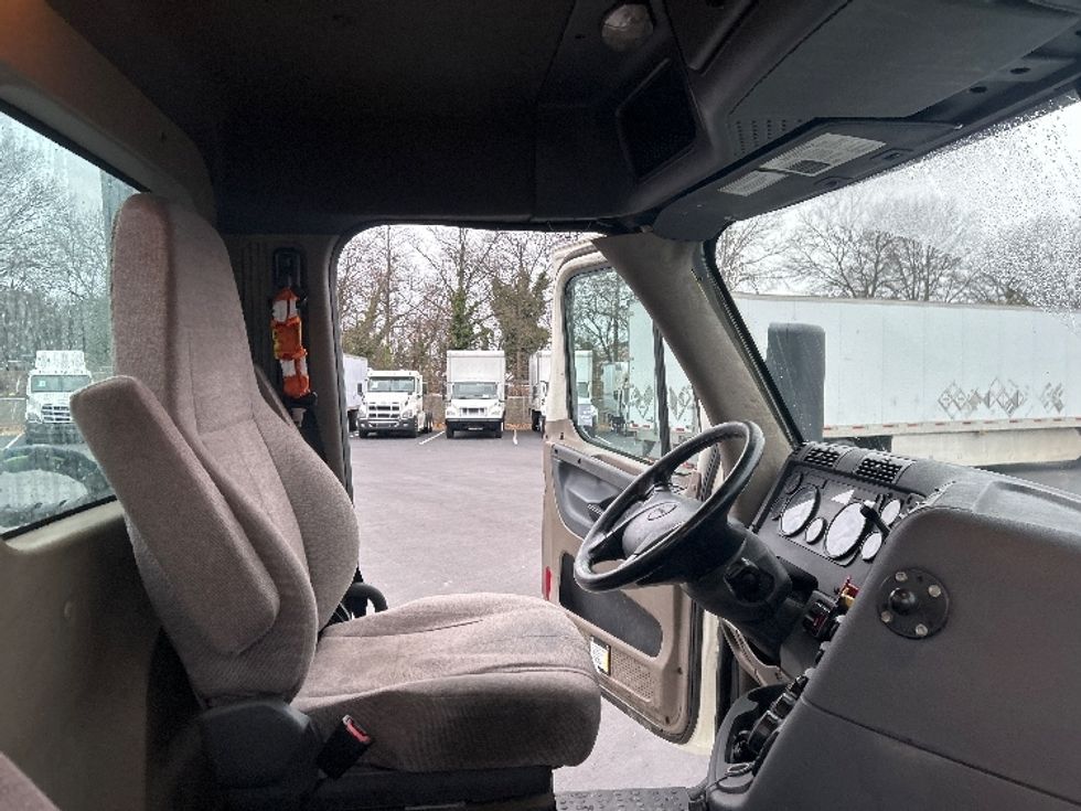 Day Cab Tractor-Heavy Duty Tractors-Freightliner-2019-Cascadia 12564ST-Pennsauken-NJ-375,672\n\t\tmiles-$ 39,250 - Image 14