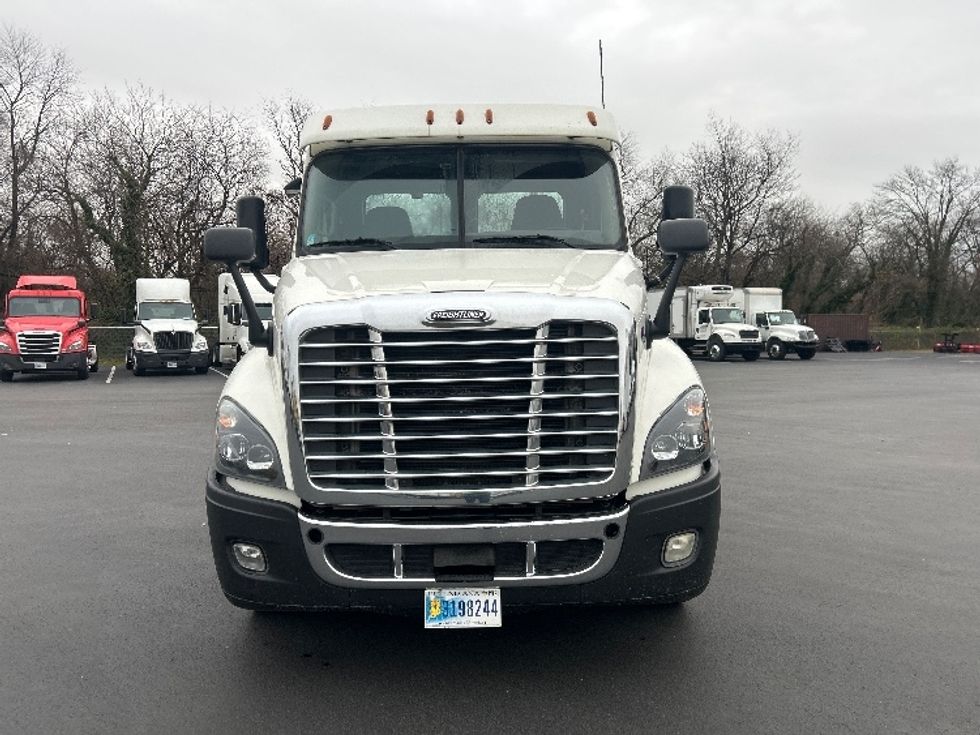 Day Cab Tractor-Heavy Duty Tractors-Freightliner-2019-Cascadia 12564ST-Pennsauken-NJ-375,672\n\t\tmiles-$ 39,250 - Image 2