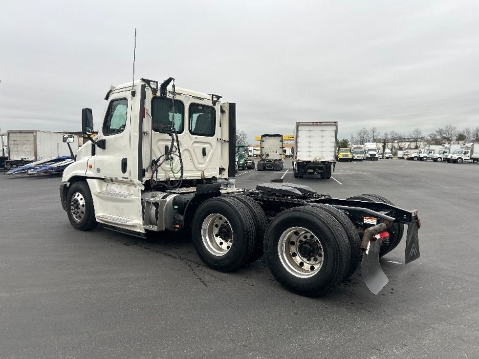 Day Cab Tractor-Heavy Duty Tractors-Freightliner-2019-Cascadia 12564ST-Pennsauken-NJ-375,672\n\t\tmiles-$ 39,250 - Image 5