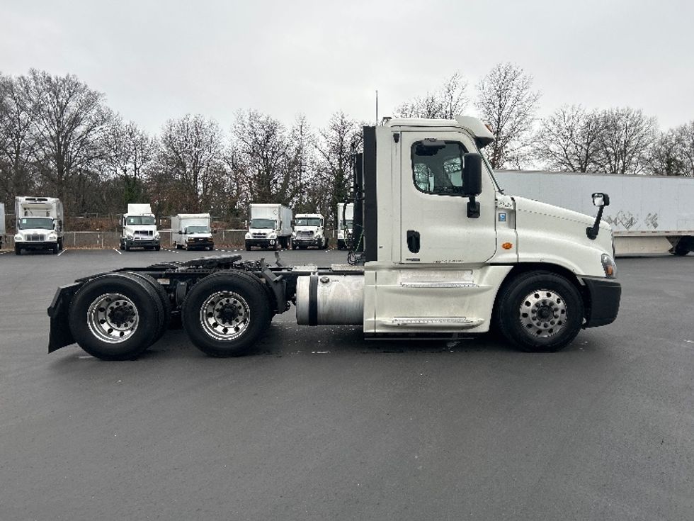 Day Cab Tractor-Heavy Duty Tractors-Freightliner-2019-Cascadia 12564ST-Pennsauken-NJ-375,672\n\t\tmiles-$ 39,250 - Image 8
