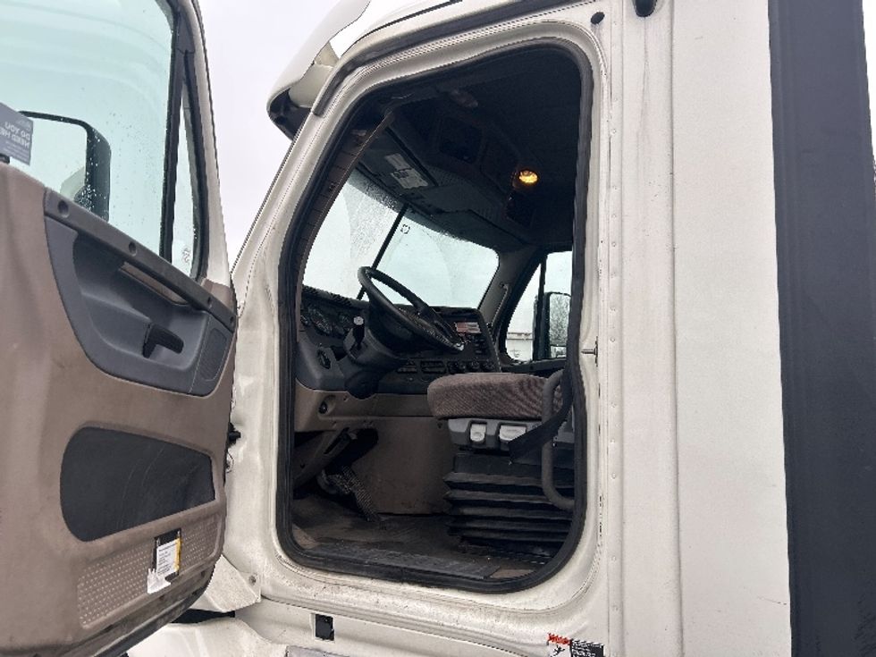 Day Cab Tractor-Heavy Duty Tractors-Freightliner-2019-Cascadia 12564ST-Pennsauken-NJ-375,672\n\t\tmiles-$ 39,250 - Image 9