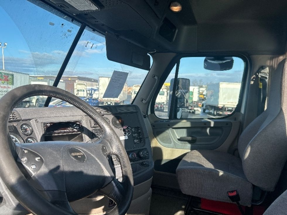 Day Cab Tractor-Heavy Duty Tractors-Freightliner-2019-Cascadia 12564ST-Pennsauken-NJ-402,939\n\t\tmiles-$ 37,250 - Image 10