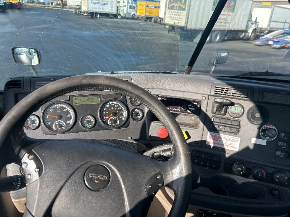 Day Cab Tractor-Heavy Duty Tractors-Freightliner-2019-Cascadia 12564ST-Pennsauken-NJ-402,939\n\t\tmiles-$ 37,250 - Image 11