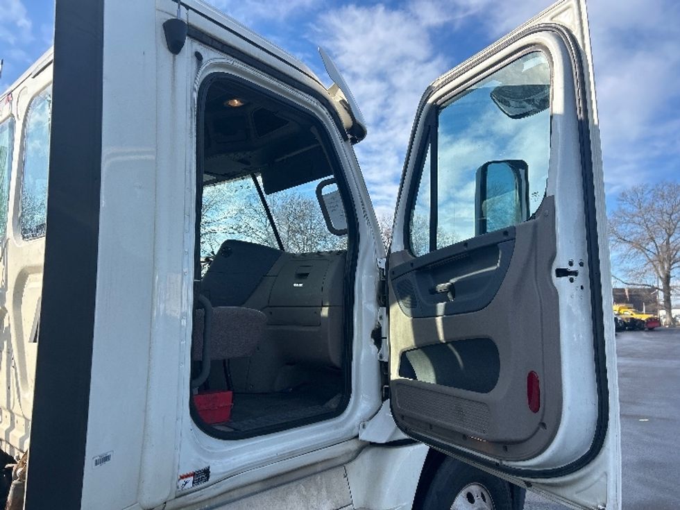 Day Cab Tractor-Heavy Duty Tractors-Freightliner-2019-Cascadia 12564ST-Pennsauken-NJ-402,939\n\t\tmiles-$ 37,250 - Image 12